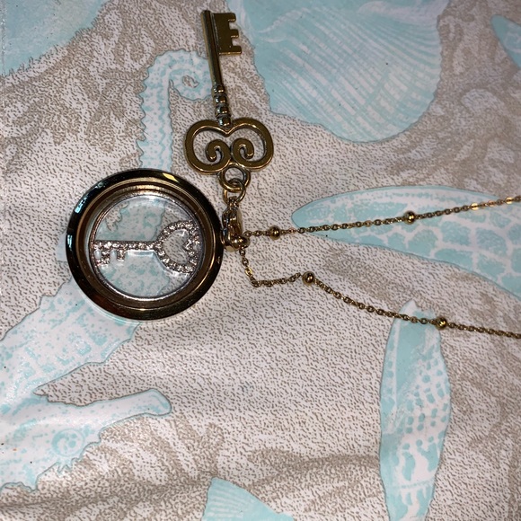 Origami Owl gold locket with key - Picture 3 of 6